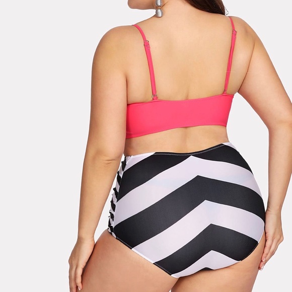 ➕Ruffled Top and Chevron Bikini - Picture 3 of 6